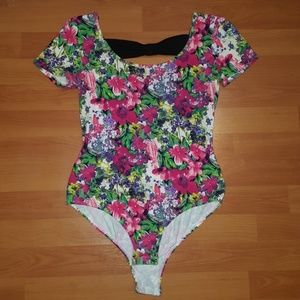 Floral print bodysuit (short sleeve) Size M